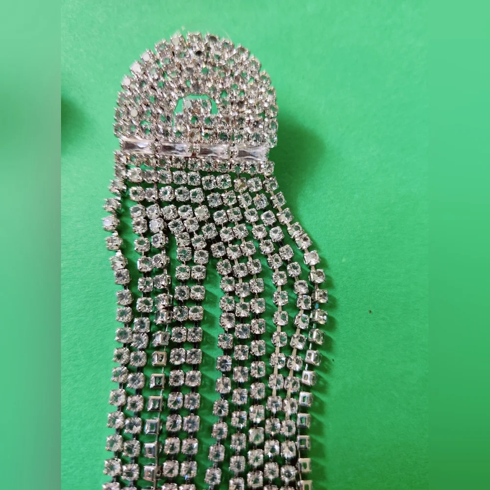 New white stone nag earring - Picture 3 of 3